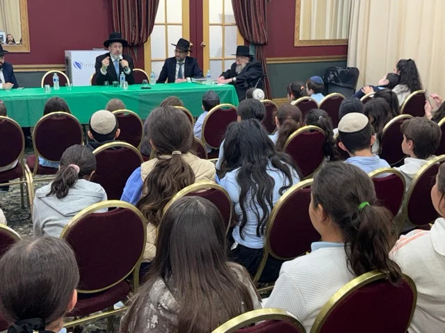 Rabbi David Lau Inspires Students During Visit to Yeshiva Primary