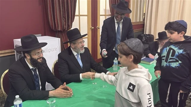 Rabbi David Lau Inspires Students During Visit to Yeshiva Primary