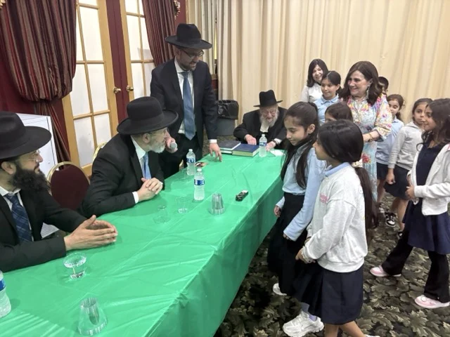 Rabbi David Lau Inspires Students During Visit to Yeshiva Primary
