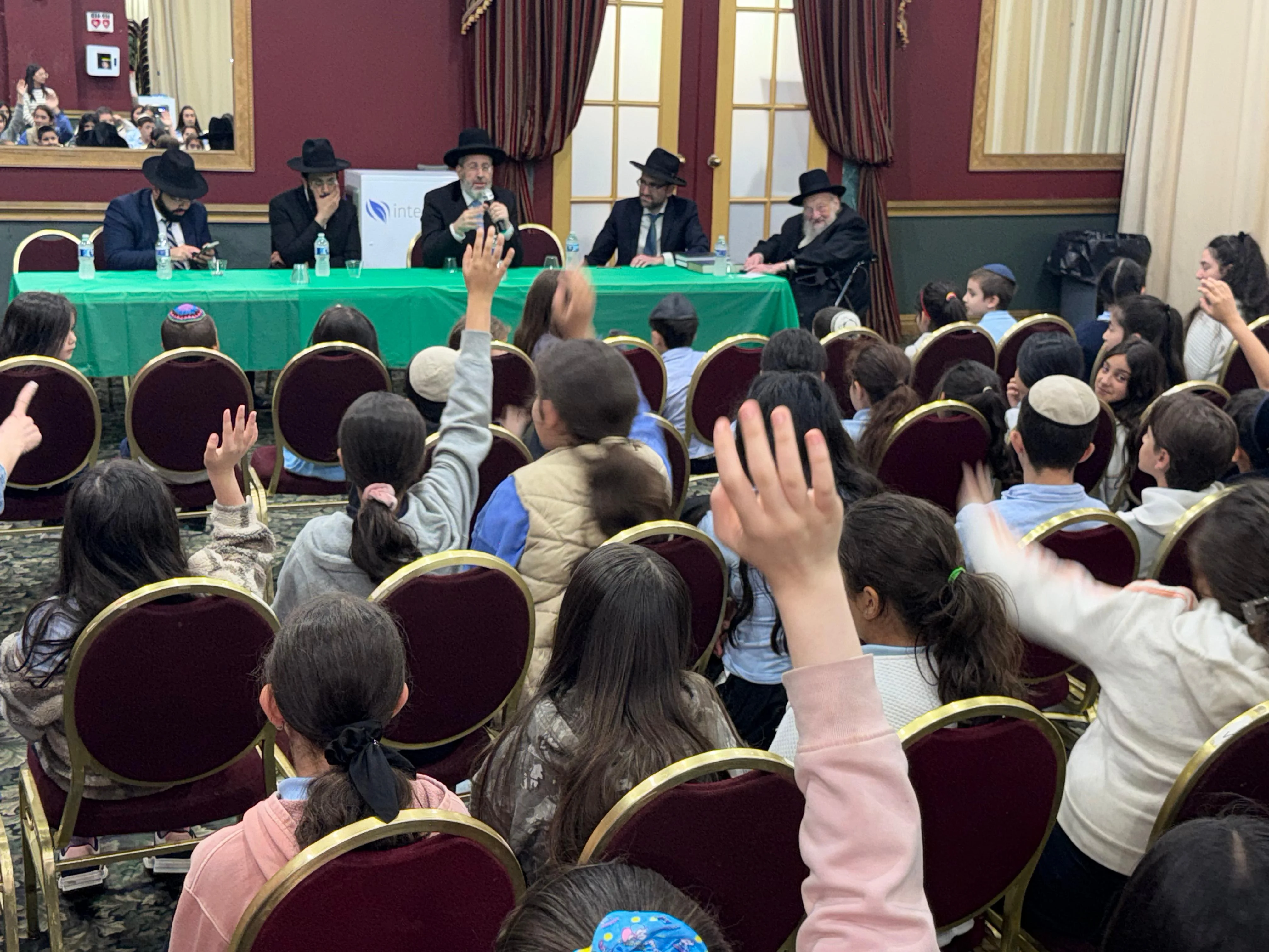Rabbi David Lau Inspires Students During Visit to Yeshiva Primary