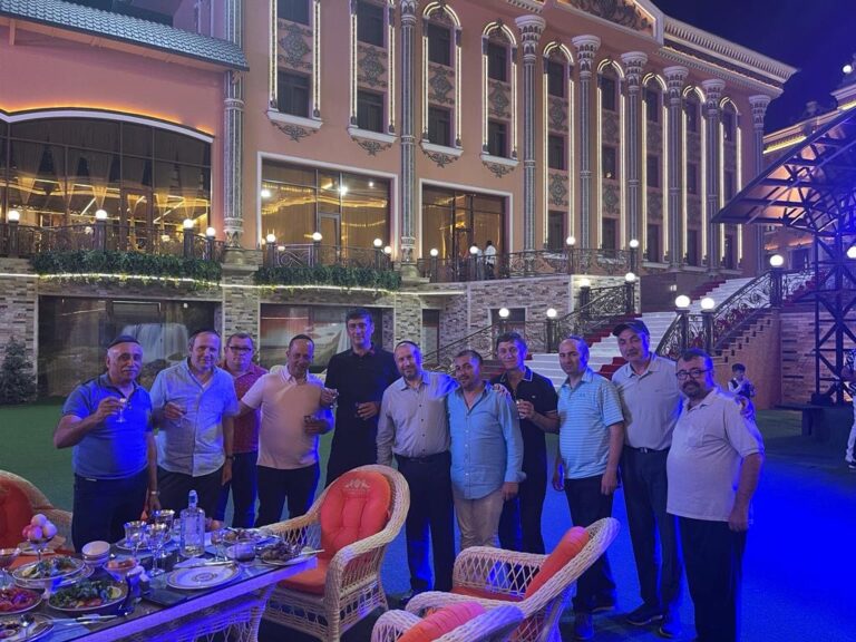 Lots of Laughs: Lots of Laughs: Pesach in Tbilisi with the Davidov BrosLots of Laughs: