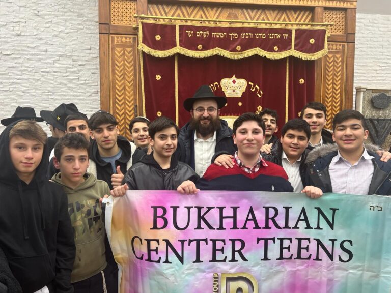 “Menschen” Voyage: Bukharian Teens Dance at Chabad Headquarters