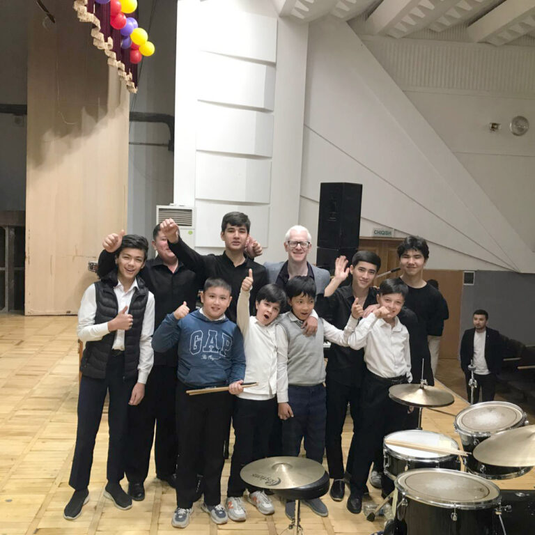 С веселым другом – барабаном..