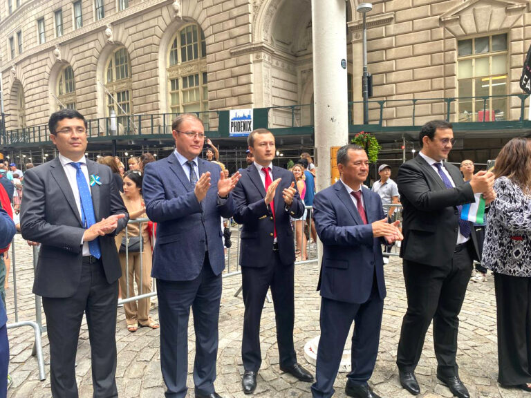 Флаг Узбекистана на Wall Street