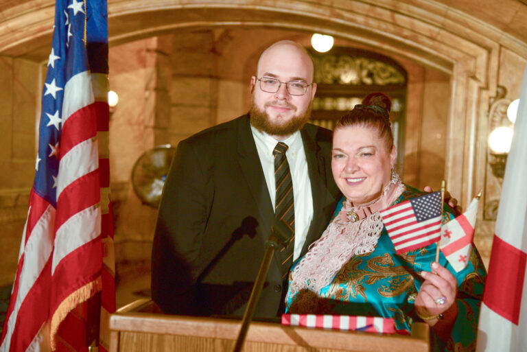 Кто в дружбу верит горячо