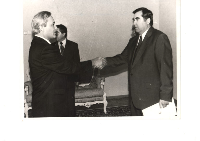 ЦЕНТРАЛЬНОАЗИАТСКИЙ СОЦИАЛЬНЫЙ СИНДРОМ НА СТЫКЕ ХХ И ХХI ВЕКОВ ГЛАЗАМИ МУДРОГО ДИПЛОМАТА