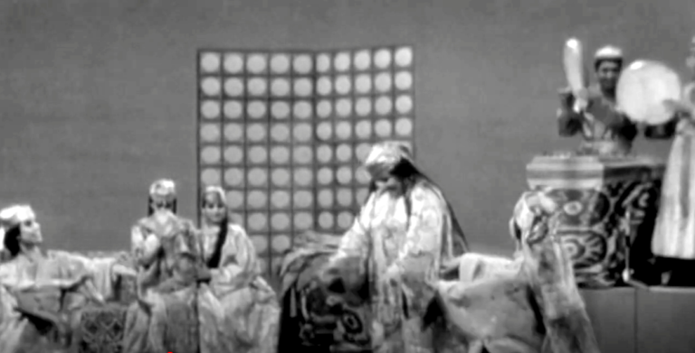 Фарқияти куллӣ мобайни сару либосҳои анъанавию ҳаракатҳои рақсию зарбҳои яҳудиёни бухороӣ, нисбат ба тоҷикону ӯзбекон