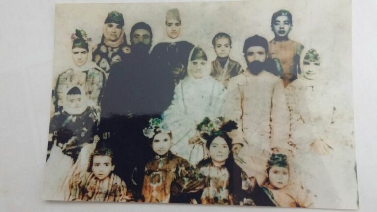 ПОД ТЕНЬЮ И ШЕЛЕСТОМ ДЕСЯТИ ПЛАКУЧИХ ИВ