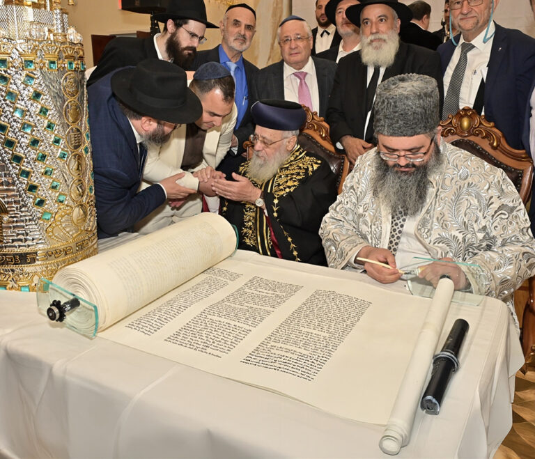 Визит раввина Ицхака Йосефа в Центр бухарских евреев