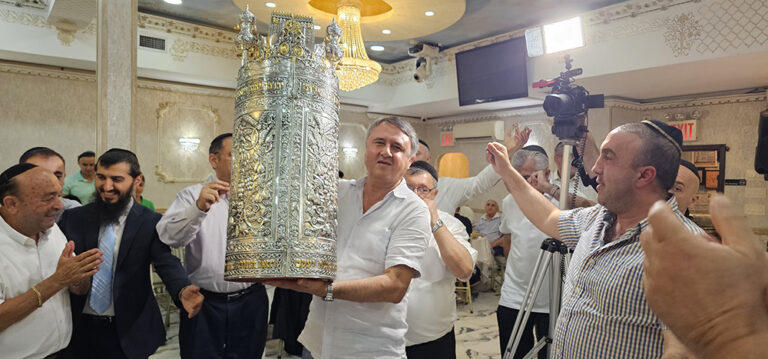 Сефар-той на главной улице Квинса