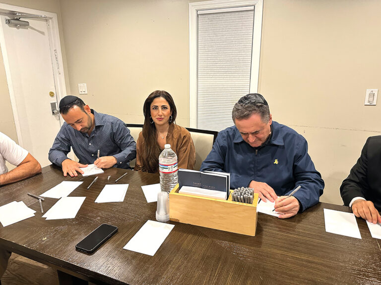 Israeli Defense Minister Visits Ohel,Joined by Bukharian Community Leaders