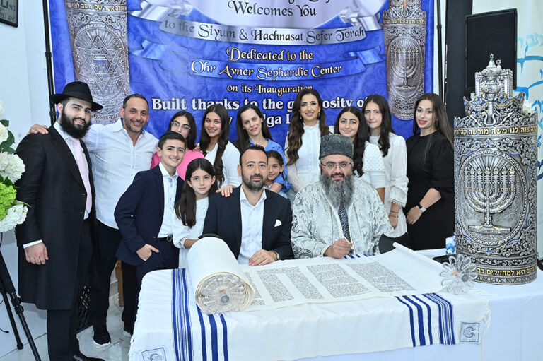 Новый Свиток Торывнесен в синагогу Ohr Avner