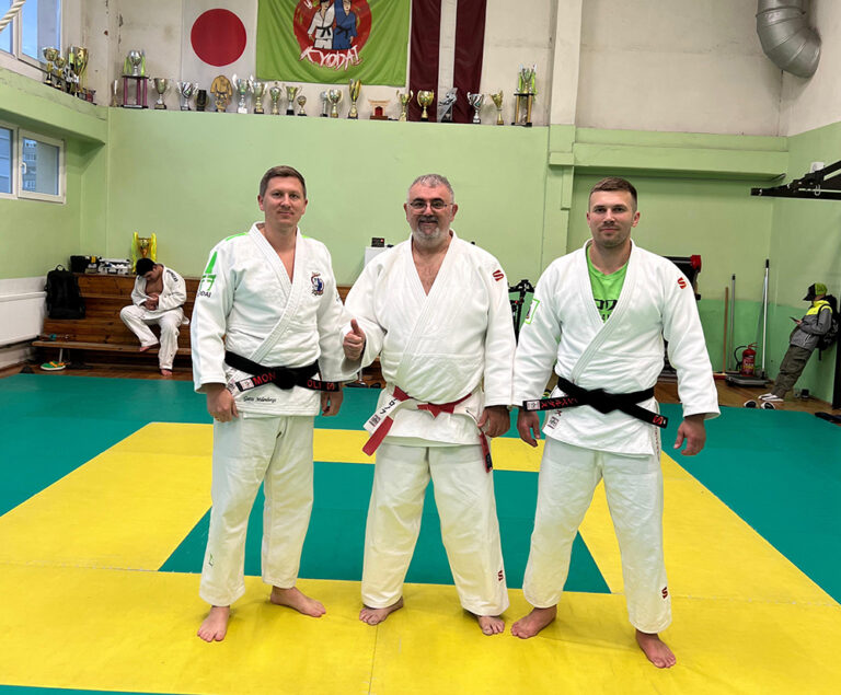 Winning The Gentle Way Arkadiy Aronov'sFour-Decade Journey from Tashkent to Olympic Glory