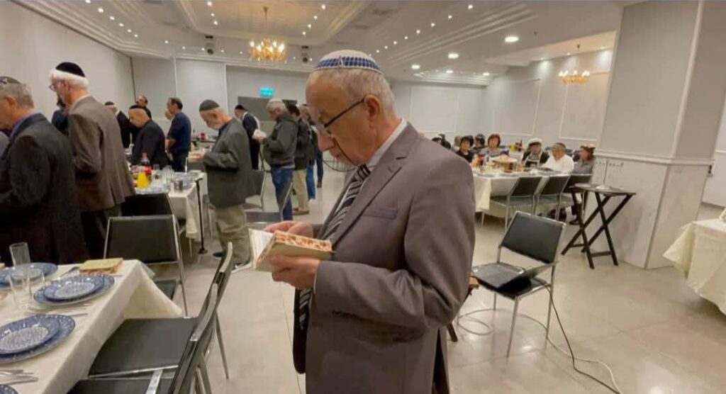 Одам бо одам зинда аст!