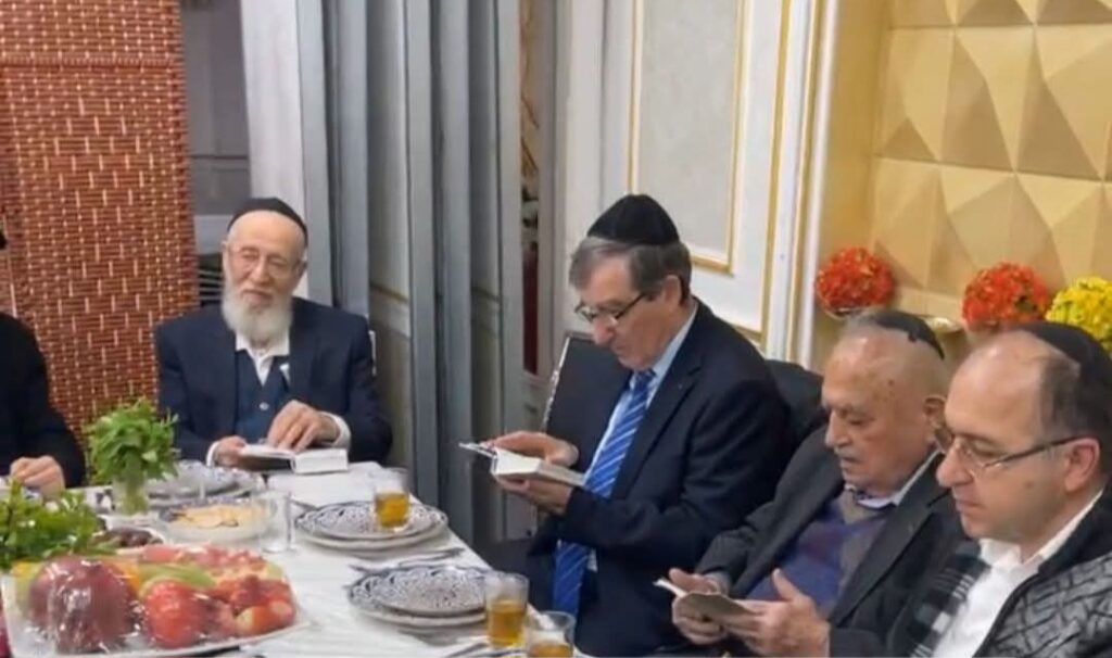 Одам бо одам зинда аст!