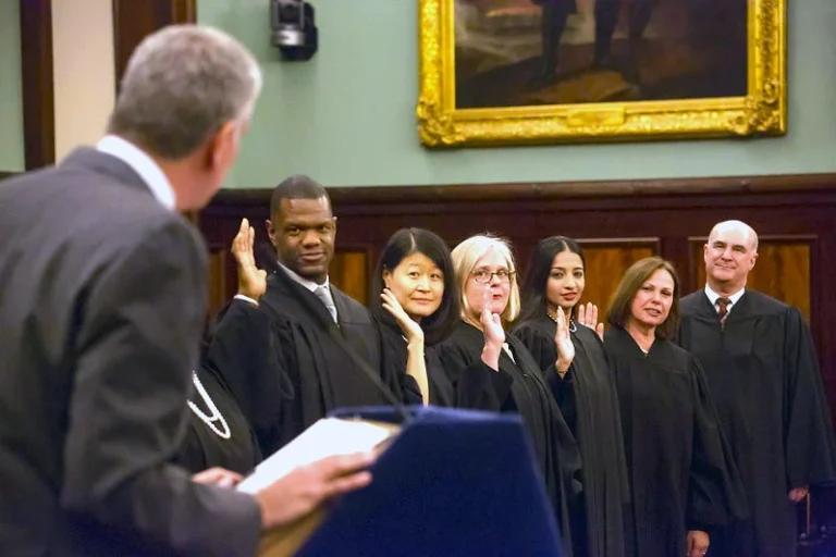 Кто выбирает судей в Нью-Йорке и почему это важно?